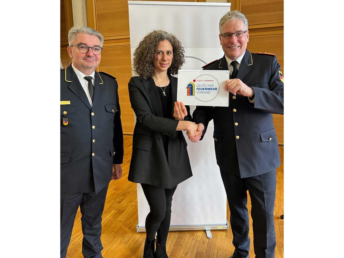 Managing Director Anna Hörmann accepts the DFV membership certificate